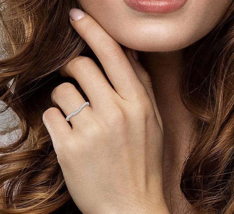 1/5 Ctw Curved Round Cut Diamond Wedding Band in 14K White Gold