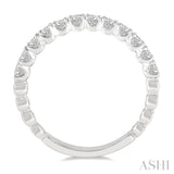 1/2 Ctw Lattice Round Cut Diamond Wedding Band in 14K White Gold