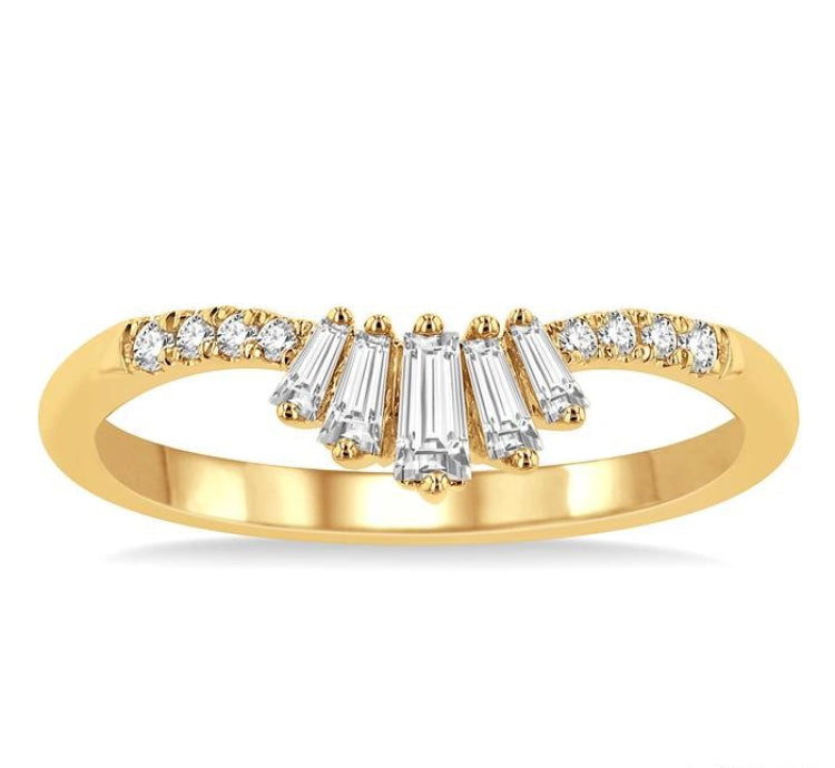 1/4 Ctw Chevron Baguette Crown and Round Cut Diamond Fashion Ring in 14K Yellow Gold