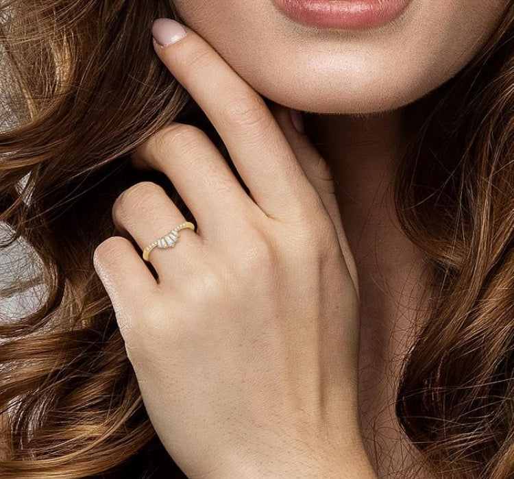1/4 Ctw Chevron Baguette Crown and Round Cut Diamond Fashion Ring in 14K Yellow Gold
